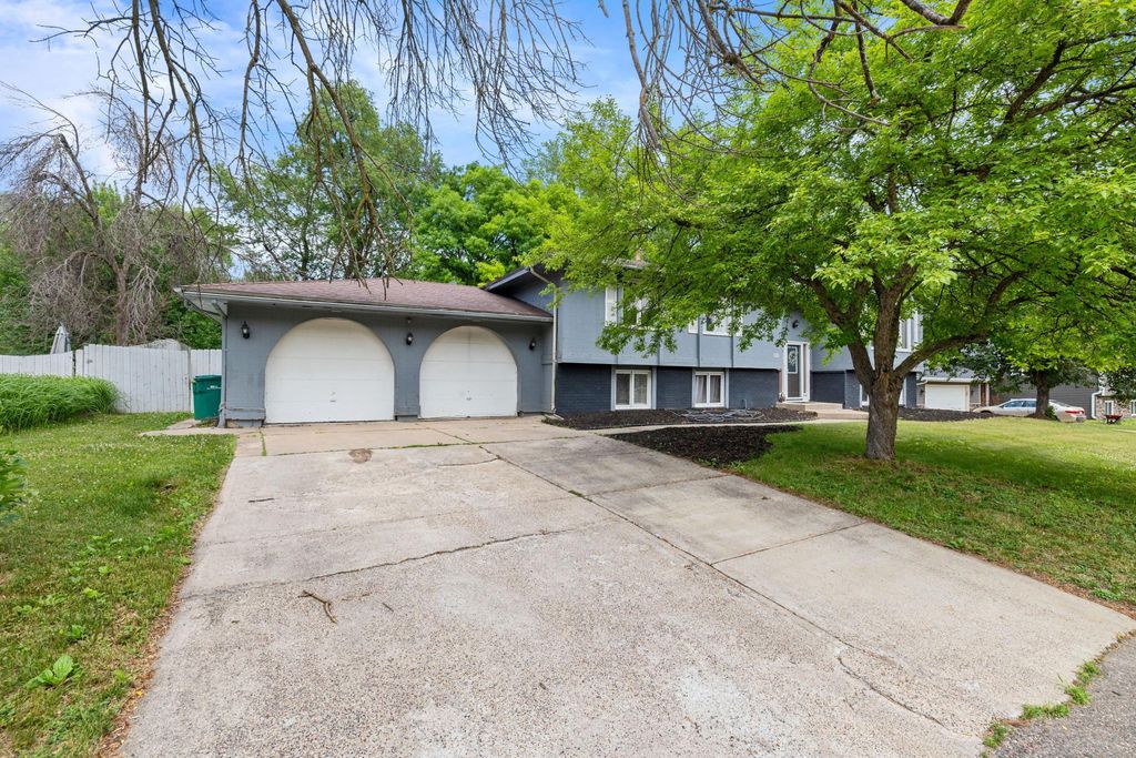 121 Chaparral Drive, Apple Valley, MN 55124