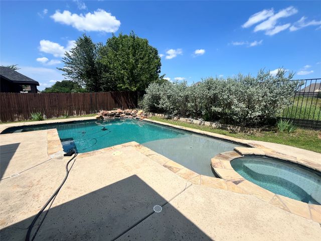 1045 Cydnie Street, Kennedale, TX 76060