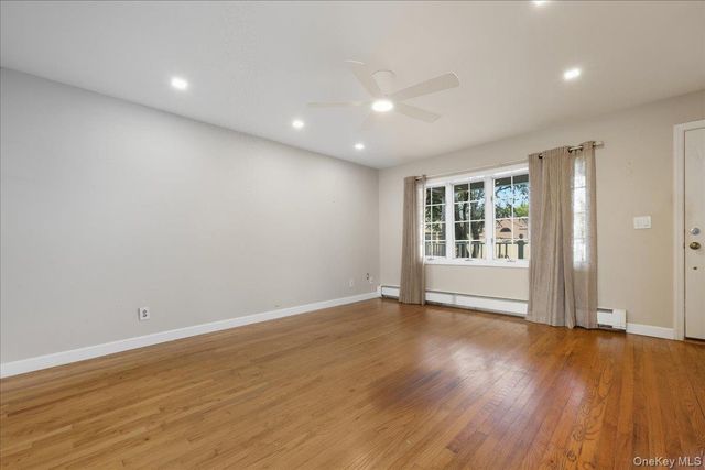 215 W Granada Avenue, Lindenhurst, NY 11757