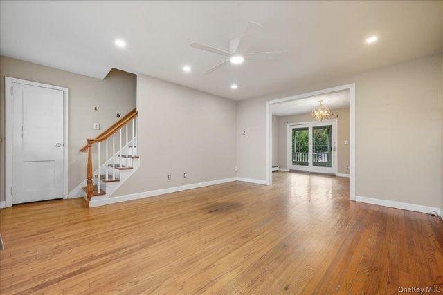 215 W Granada Avenue, Lindenhurst, NY 11757