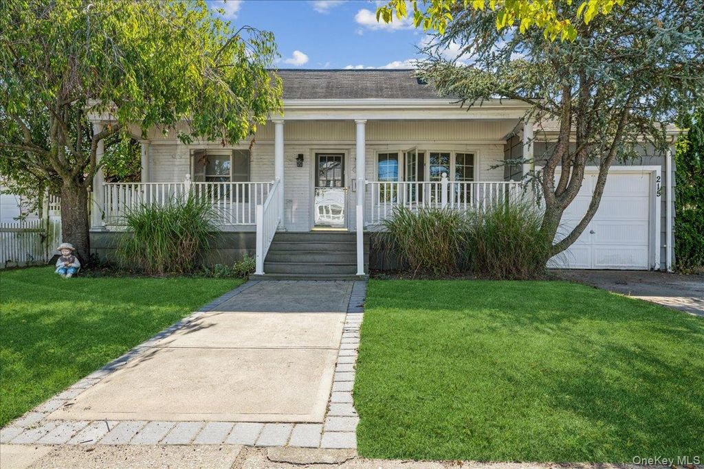 215 W Granada Avenue, Lindenhurst, NY 11757