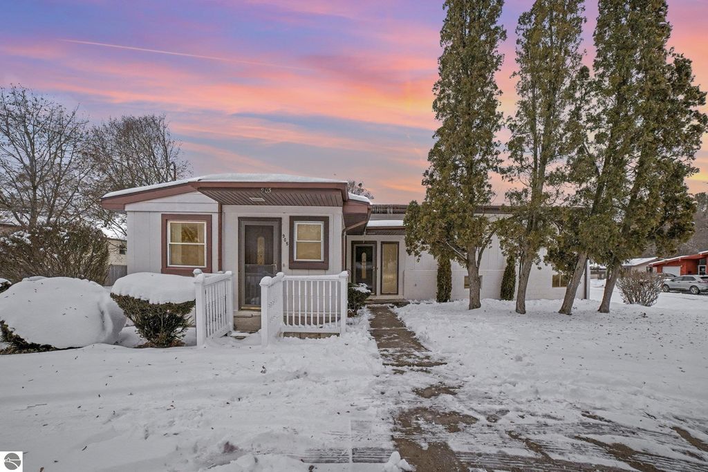 Image 2 of property listing at 905 E Gaylord Street, Mt Pleasant, MI 48858