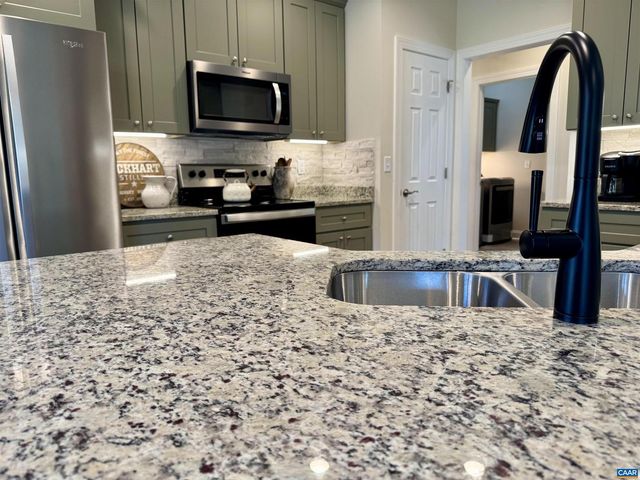 189 WINDSOR DR, Fishersville, VA 22939