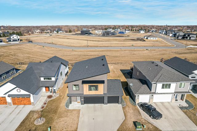 442 Hampton Drive W, Moorhead, MN 56560