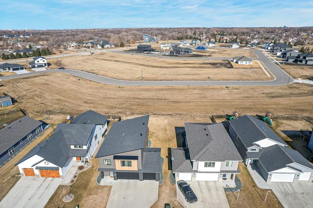 442 Hampton Drive W, Moorhead, MN 56560