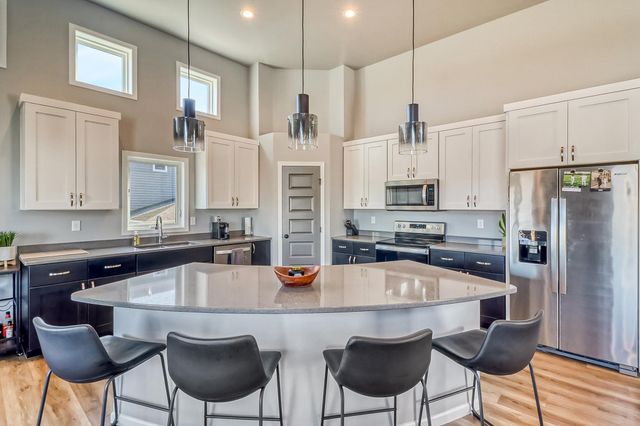 442 Hampton Drive W, Moorhead, MN 56560