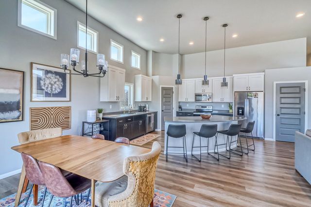 442 Hampton Drive W, Moorhead, MN 56560