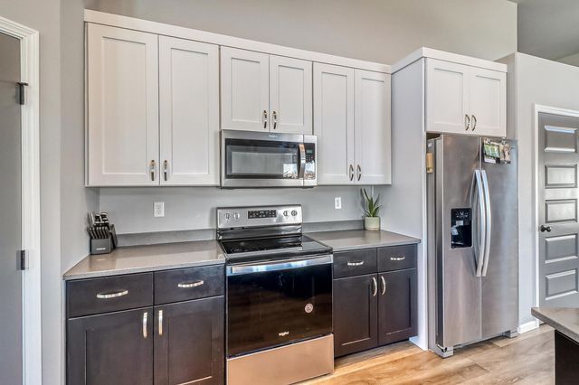 442 Hampton Drive W, Moorhead, MN 56560