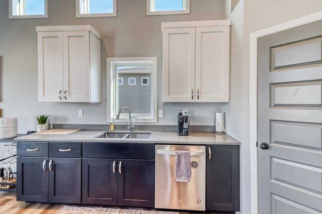 442 Hampton Drive W, Moorhead, MN 56560