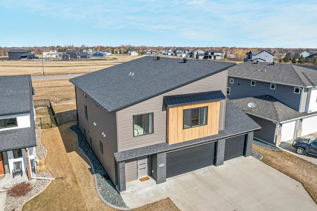 442 Hampton Drive W, Moorhead, MN 56560