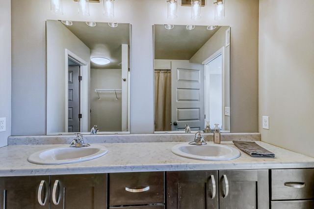 442 Hampton Drive W, Moorhead, MN 56560