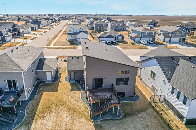 442 Hampton Drive W, Moorhead, MN 56560