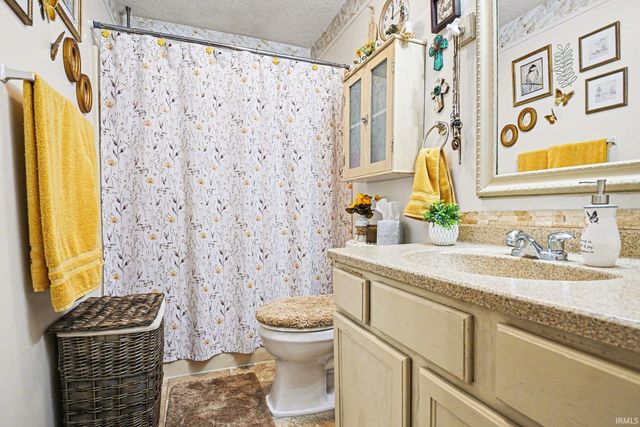 306 W Hillside Drive, Syracuse, IN 46567