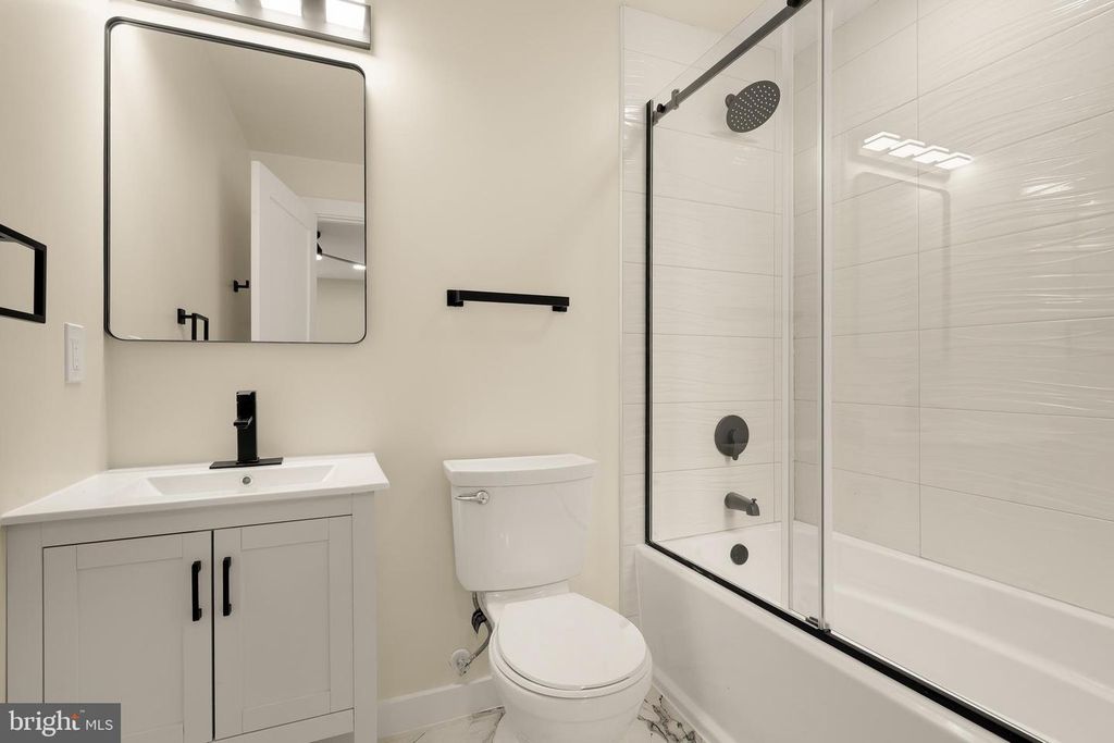 Image 16 of property listing at 3122 E BALTIMORE ST, Baltimore, MD 21224
