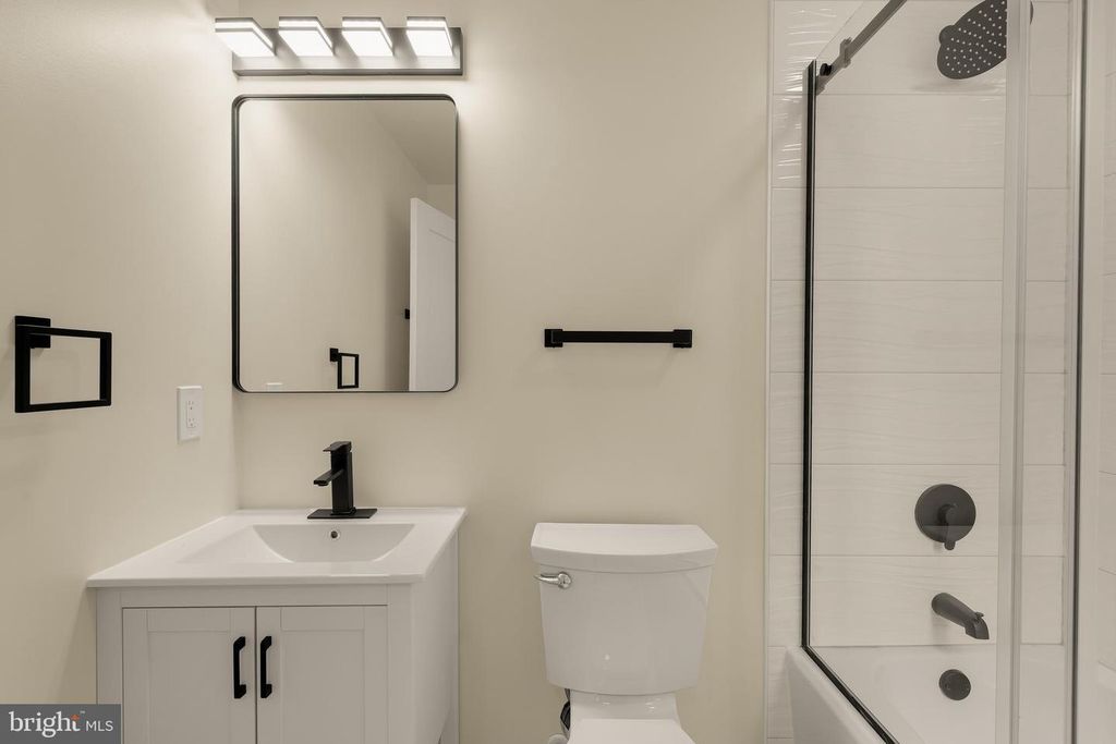 Image 17 of property listing at 3122 E BALTIMORE ST, Baltimore, MD 21224