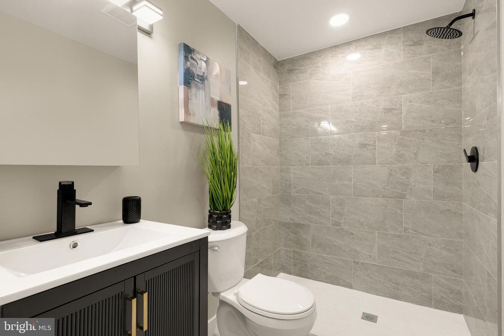 Image 37 of property listing at 3122 E BALTIMORE ST, Baltimore, MD 21224