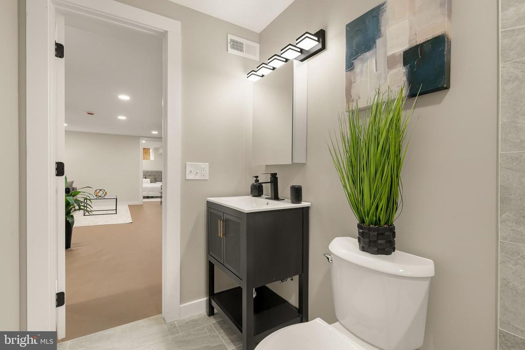 Image 38 of property listing at 3122 E BALTIMORE ST, Baltimore, MD 21224