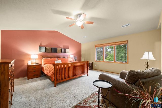 1506 S Gray Goose Cir Circle, Sioux Falls, SD 57110