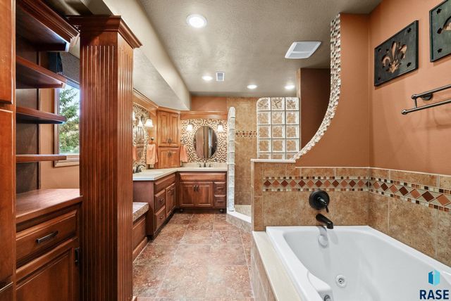 1506 S Gray Goose Cir Circle, Sioux Falls, SD 57110