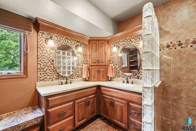 1506 S Gray Goose Cir Circle, Sioux Falls, SD 57110