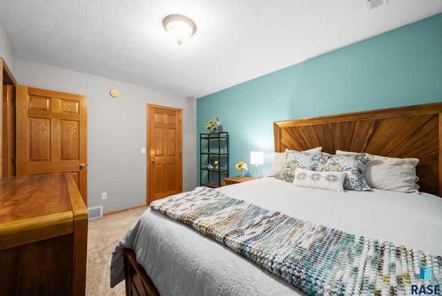 1506 S Gray Goose Cir Circle, Sioux Falls, SD 57110