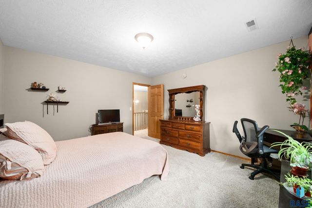 1506 S Gray Goose Cir Circle, Sioux Falls, SD 57110