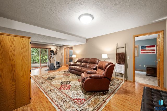 1506 S Gray Goose Cir Circle, Sioux Falls, SD 57110