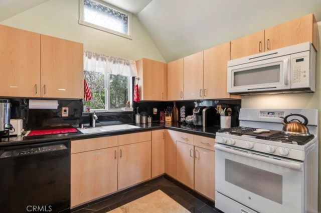27538 Meadow Drive, Lake Arrowhead, CA 92352