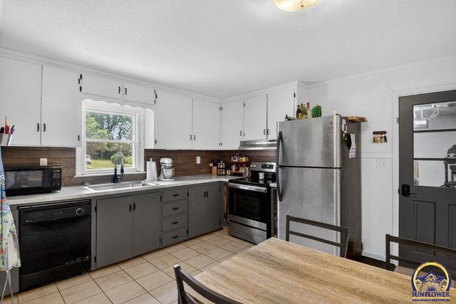 1503 SW 29th TER, Topeka, KS 66611