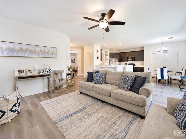 10406 Pepperwood Drive, Bakersfield, CA 93311