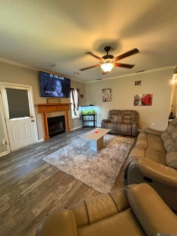 9031 Cross Creek Ave, Baton Rouge, LA 70810