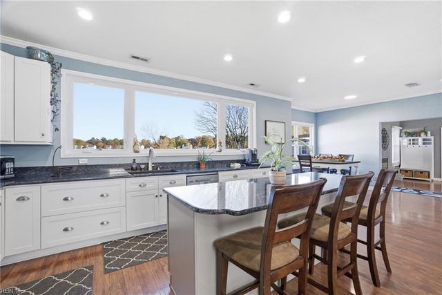 629 Creekwood Dr, Chesapeake, VA 23323