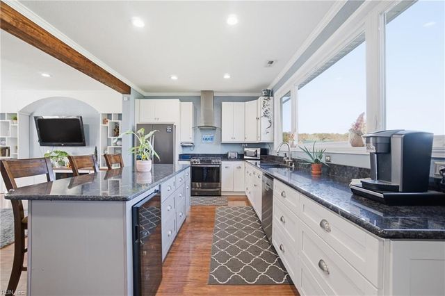 629 Creekwood Dr, Chesapeake, VA 23323