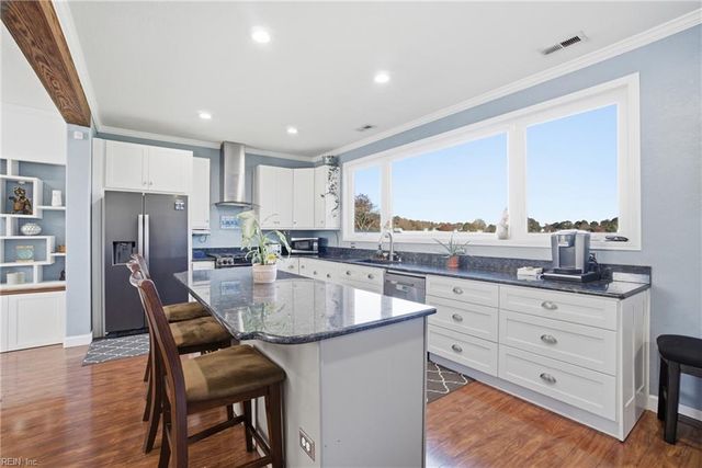 629 Creekwood Dr, Chesapeake, VA 23323