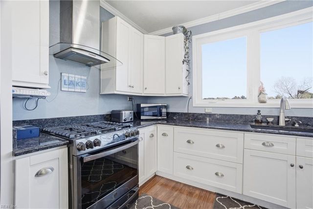 629 Creekwood Dr, Chesapeake, VA 23323