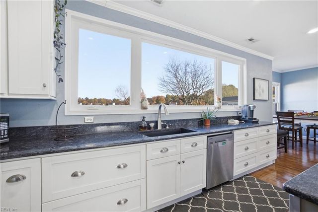 629 Creekwood Dr, Chesapeake, VA 23323