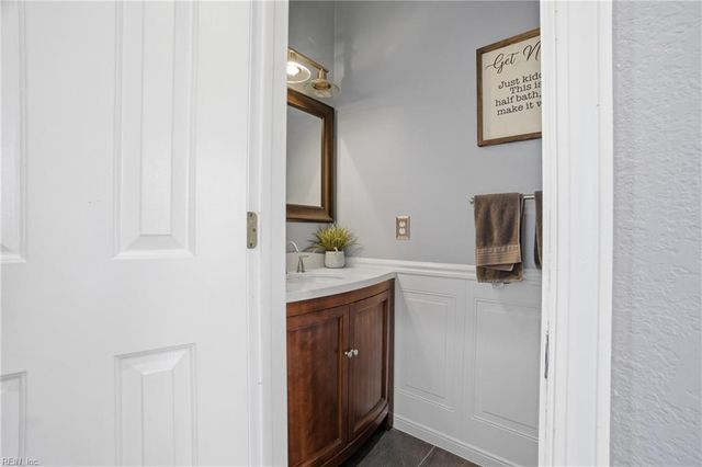 629 Creekwood Dr, Chesapeake, VA 23323