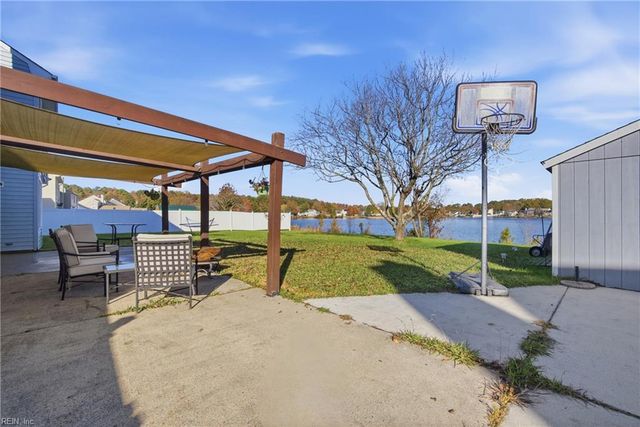 629 Creekwood Dr, Chesapeake, VA 23323