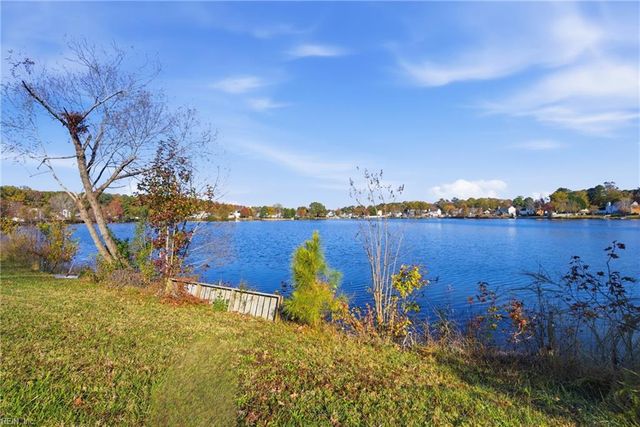 629 Creekwood Dr, Chesapeake, VA 23323