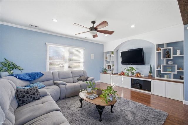 629 Creekwood Dr, Chesapeake, VA 23323