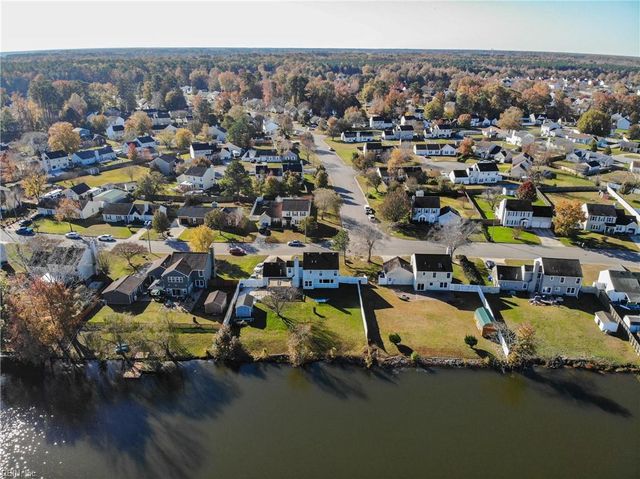 629 Creekwood Dr, Chesapeake, VA 23323