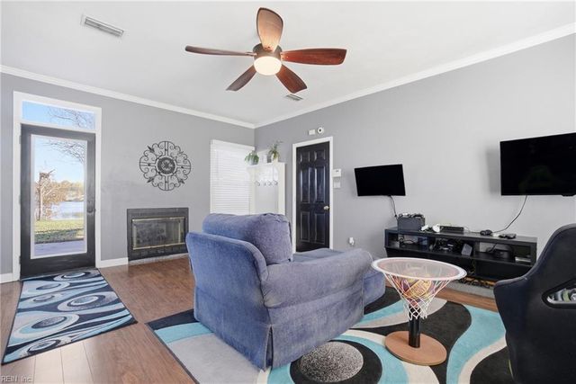 629 Creekwood Dr, Chesapeake, VA 23323