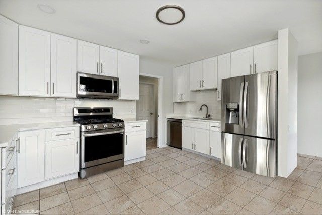 47 W Stone Avenue, Lake Forest, IL 60045