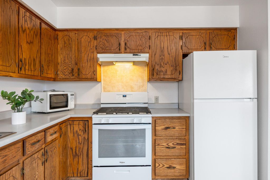 Image 12 of property listing at 3941 Amalia Road SW, Albuquerque, NM 87105