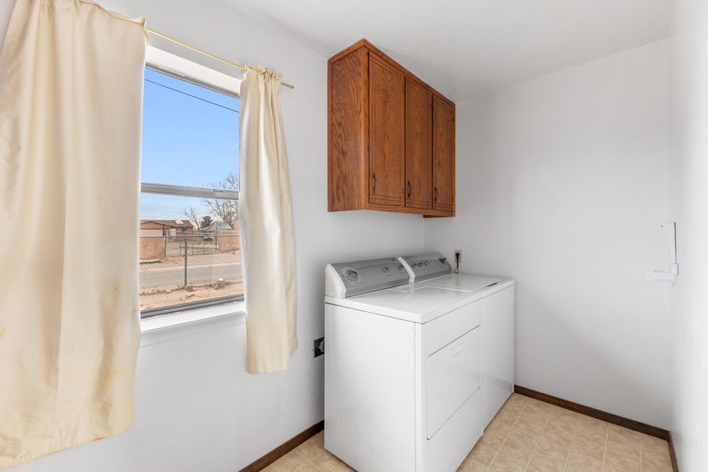 Image 18 of property listing at 3941 Amalia Road SW, Albuquerque, NM 87105