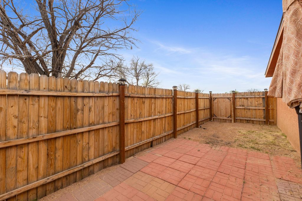 Image 19 of property listing at 3941 Amalia Road SW, Albuquerque, NM 87105