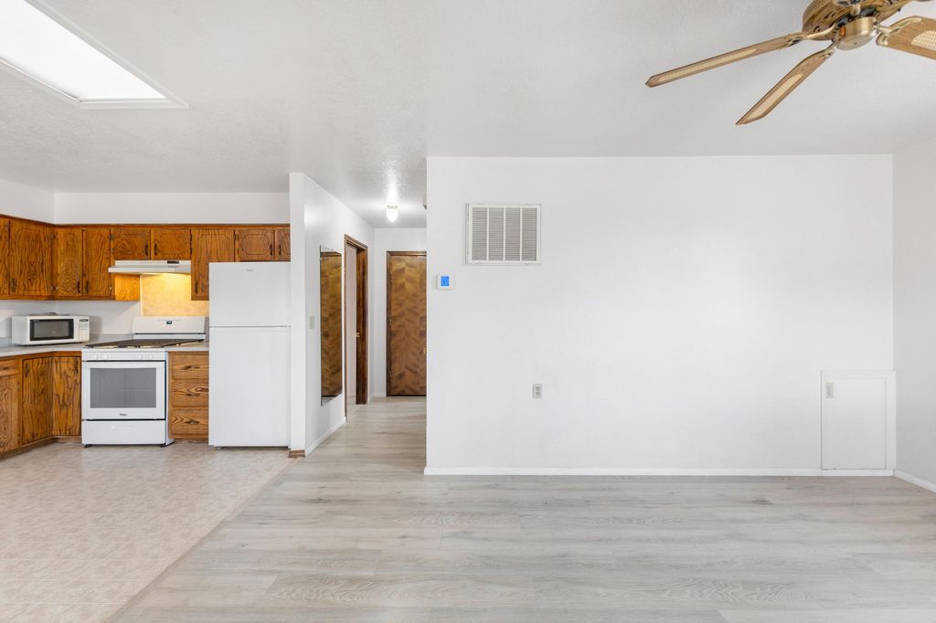 Image 5 of property listing at 3941 Amalia Road SW, Albuquerque, NM 87105