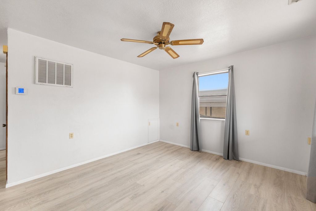 Image 7 of property listing at 3941 Amalia Road SW, Albuquerque, NM 87105