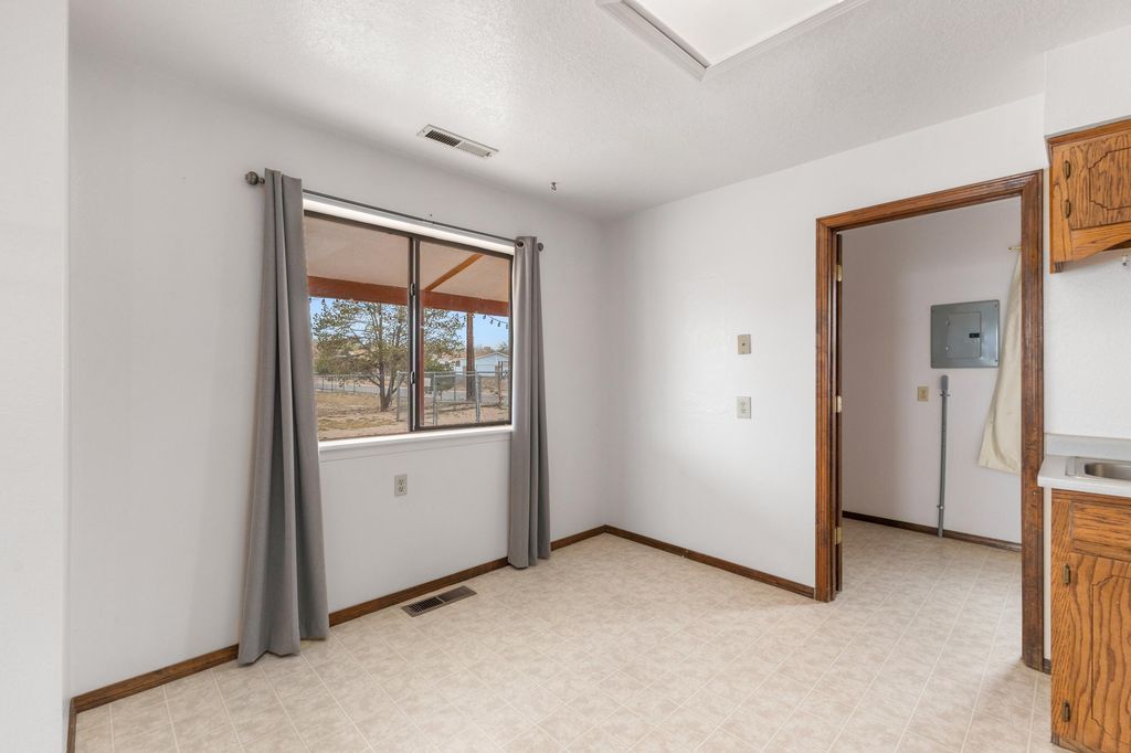 Image 9 of property listing at 3941 Amalia Road SW, Albuquerque, NM 87105