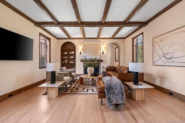 12 Hampton Road, Port Washington, NY 11050